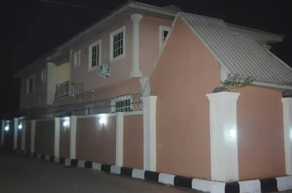 6 Bedroom Serviced Apartments In House in Benin