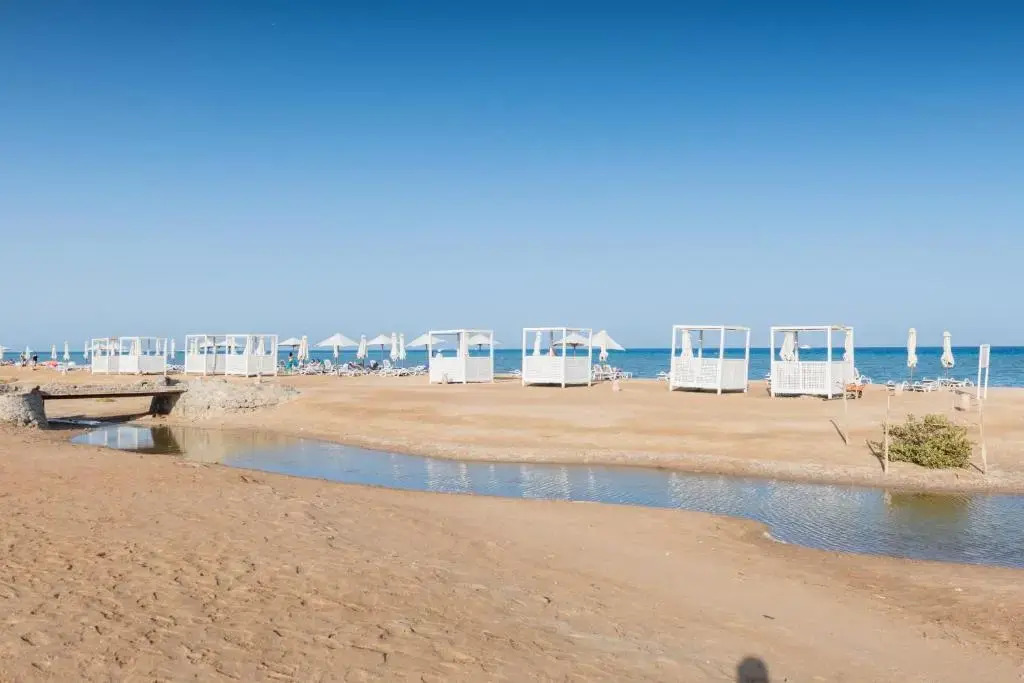 Jazzy 1BDR w Outdoor Pool View Terrace Free Pool & Beach Access