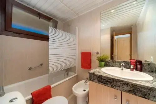 Apartamento con terraza y piscina junto a la playa