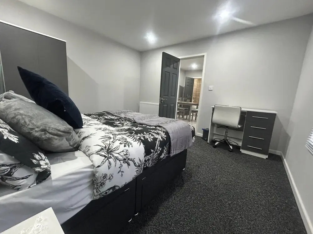Private Luxury Apartment - Free Parking & Wi-fi