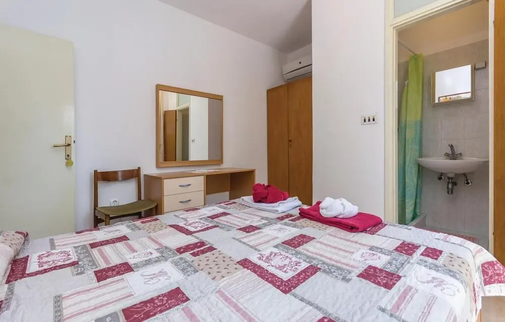 Beautiful Home in Lovrecica With Wifi and 2 Bedrooms