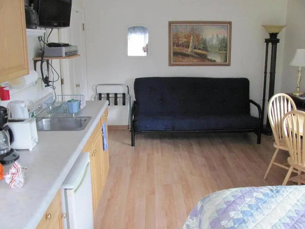 Downtown Log Cabin Hideaway Bed & Breakfast Inn Fairbanks | B&Bs