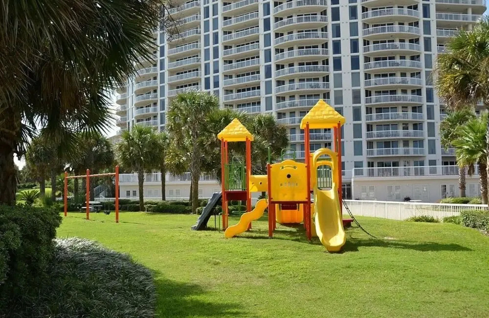 The Gem - 3 Br condo by RedAwning