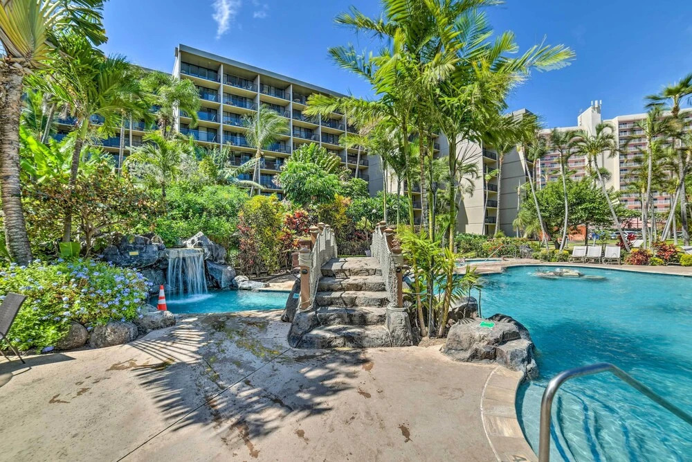 Cute Beachfront Condo w/ Lanai & Resort Pools