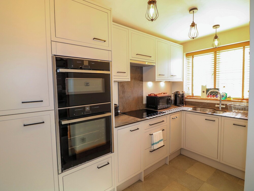 6 Brook Court