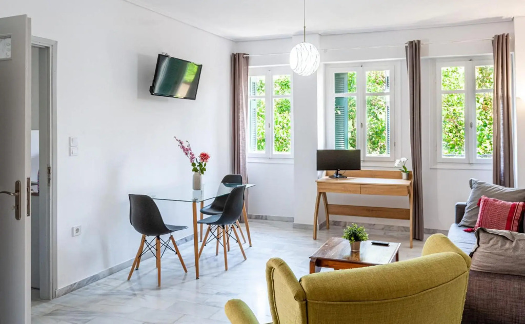 Sunny 75 sq m 2nd floor Apt @historic center-bohemian Psiri-VFM