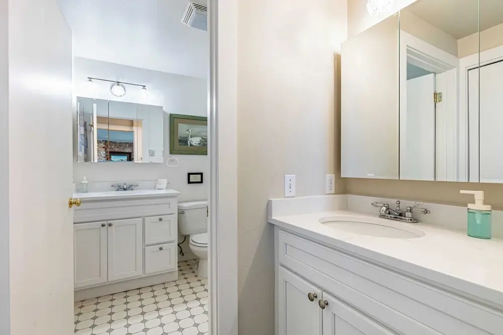 Private Beach Access + Water Views! Sleeps 18, Historic 6bdr Farmhouse w/ Deck