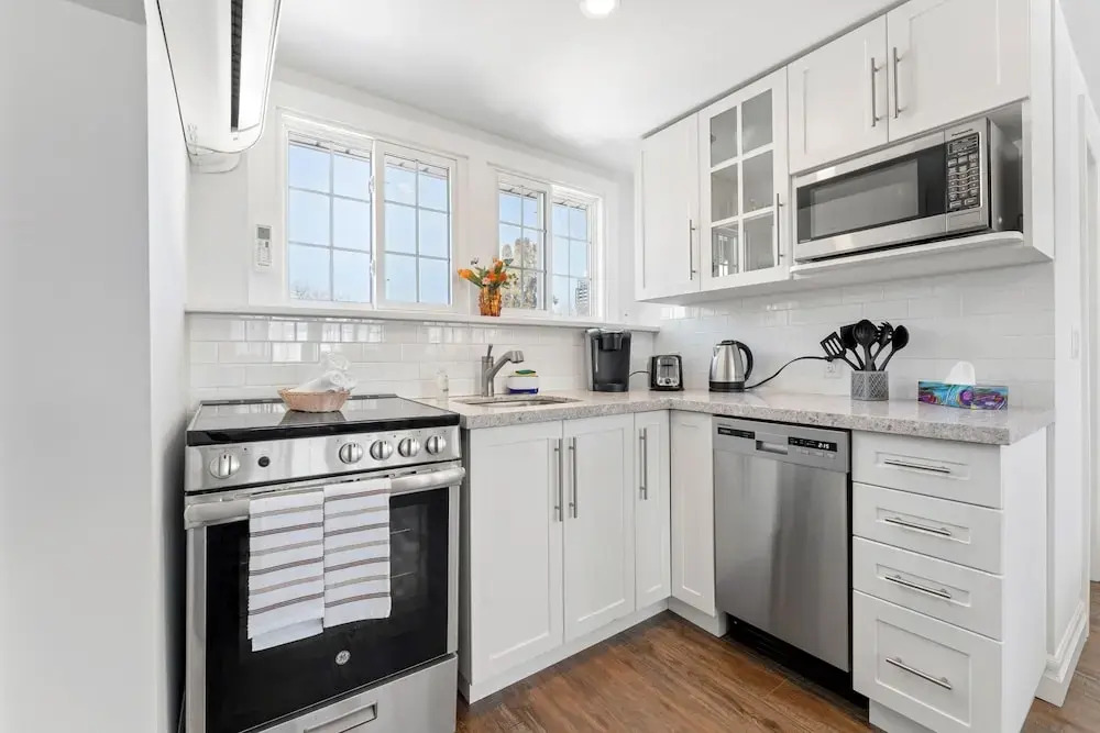 Private Studio Apartment in Burlington - U5