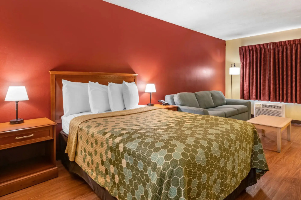 Econo Lodge Inn & Suites Maingate Central