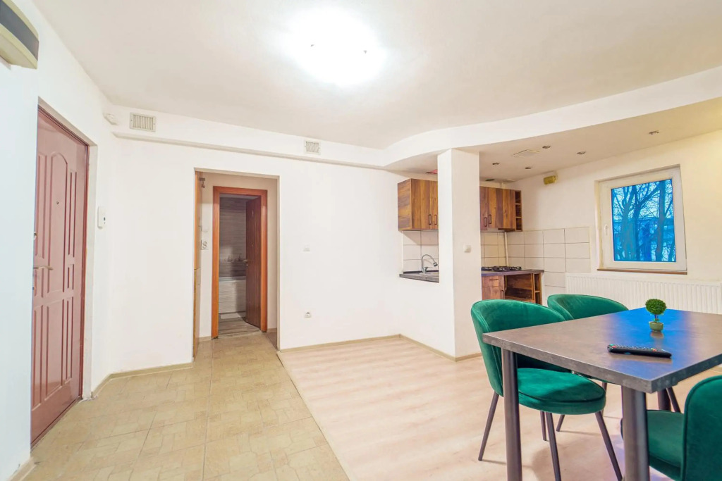 Lovely 2 bedroom, living and private bath apartment