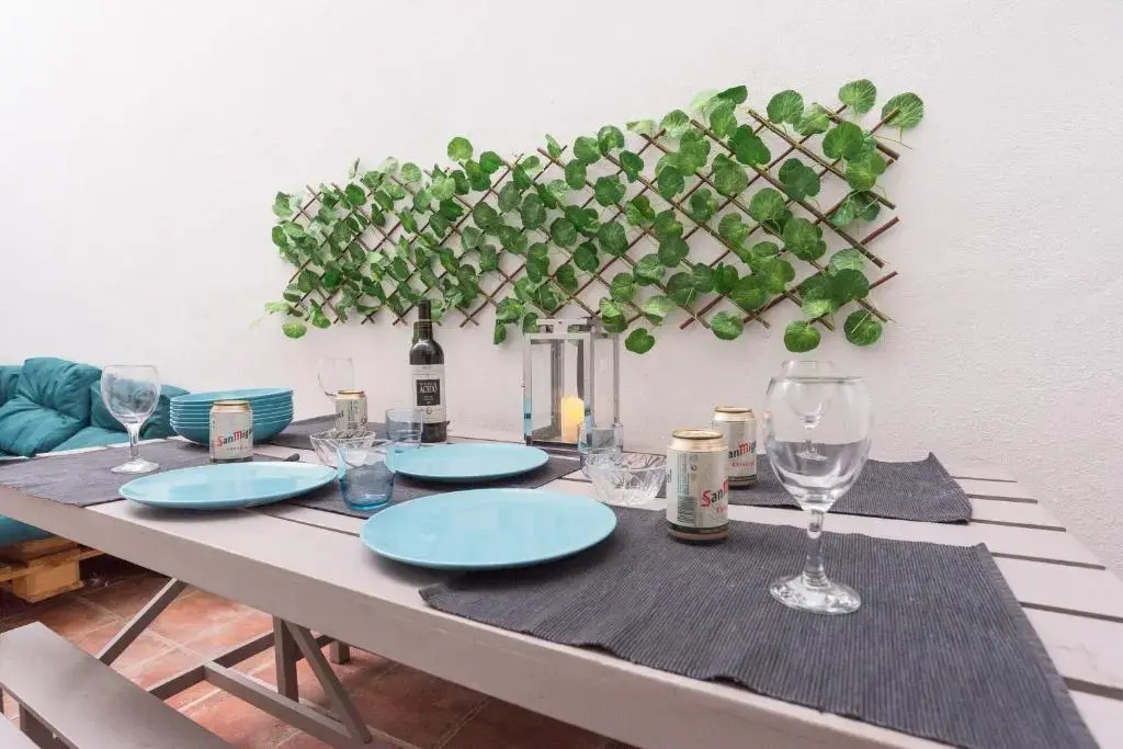GR0-Quiet apartment, Private backyard, Walk to Old Town