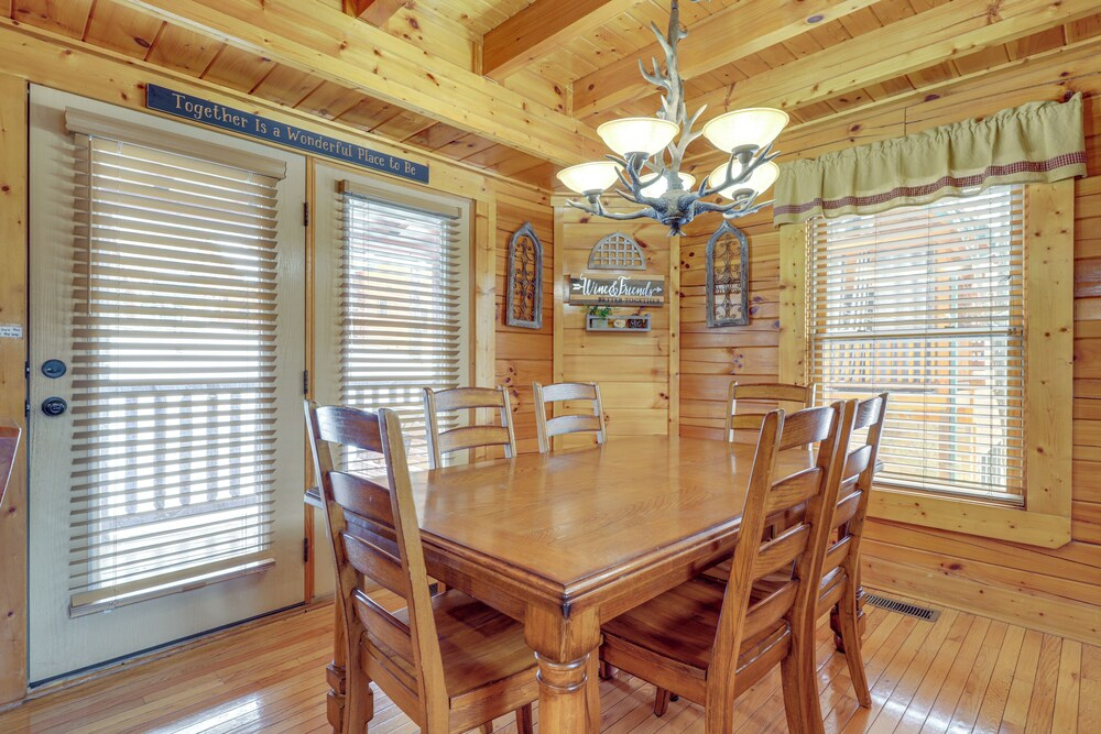 Family Haven w/ Hot Tub! 5 Mi to Dtwn Pigeon Forge