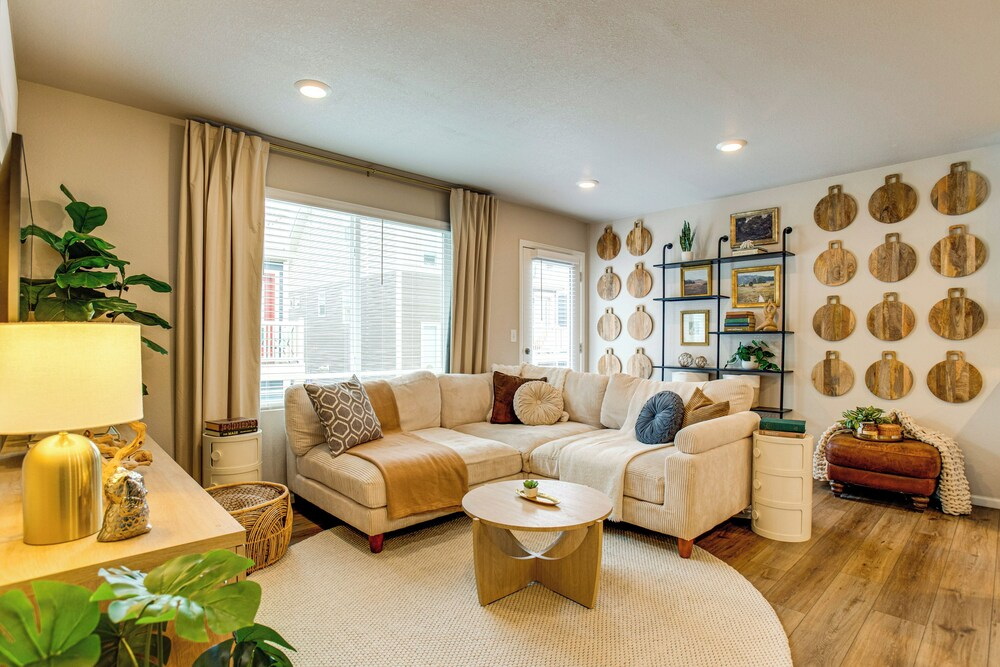 13 Mi to Dtwn Denver: Spacious Home w/ Balcony!