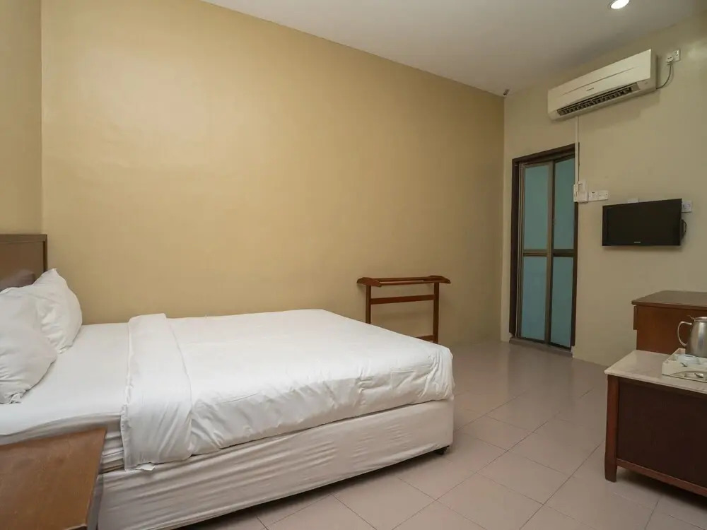 OYO 90576 Holiday Dive Inn