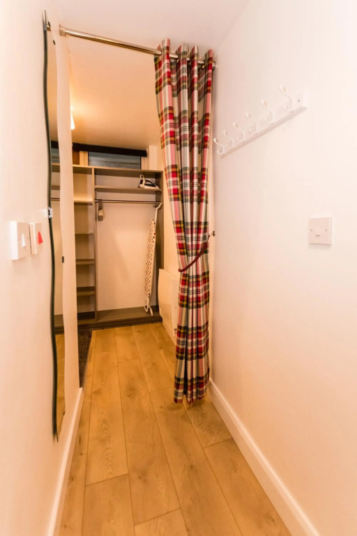 1 Bedroom Newton Apartment Wigan, A Walk to Albert Infirmary, Free Private Parking, Free WiFi
