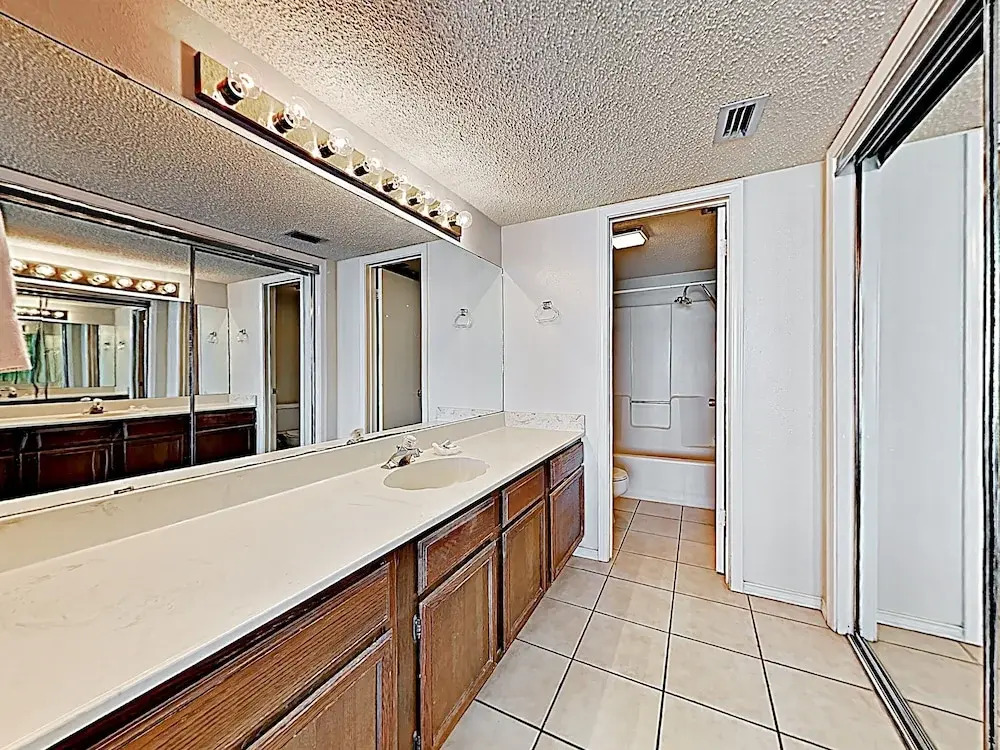 New Listing! Beautiful 8th-floor W/ Balcony 2 Bedroom Condo