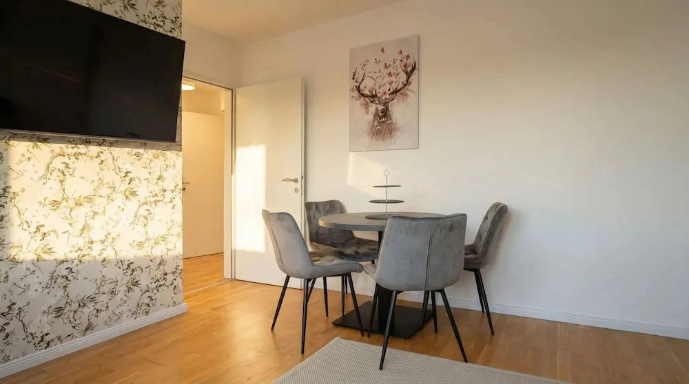 Central Vienna Modern 1BR Apt Balcony