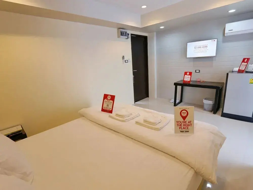 Nida Rooms Central 353 Clock Spin