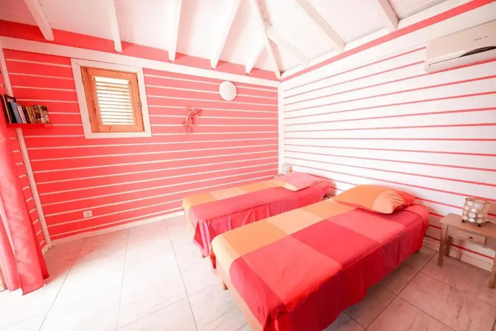 Maison de 2 chambres a Pointe Noire a 150 m de la plage avec vue sur la mer piscine partagee et jardin clos
