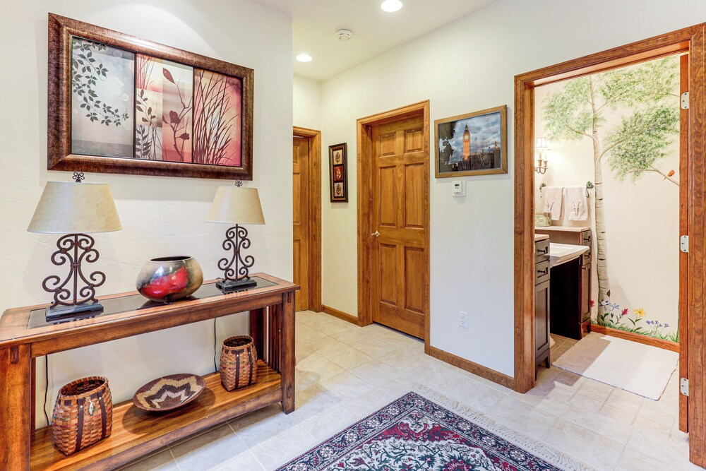 3 Mi to Vail Village: Classic Estate w/ Hot Tub