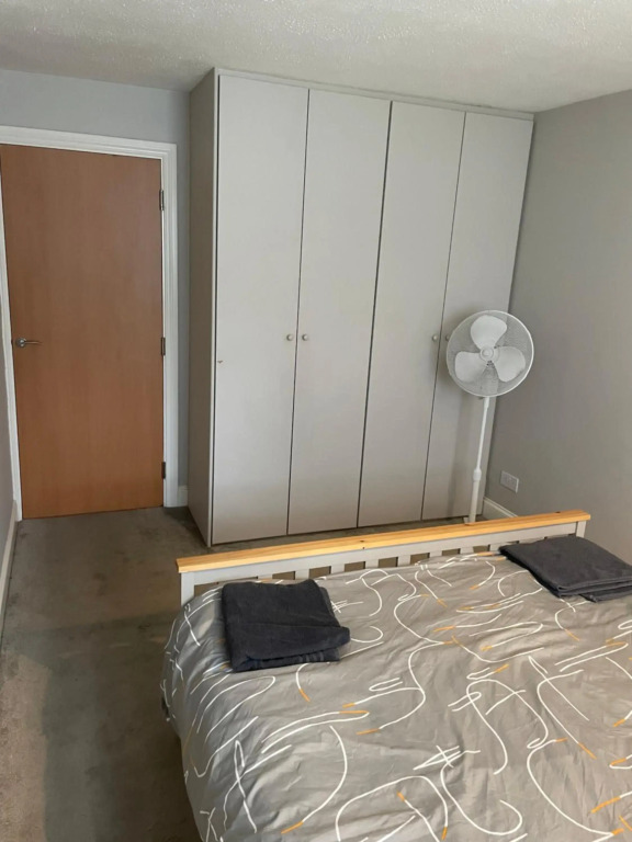 Spacious Apartment near Heathrow with Parking for 2 Cars