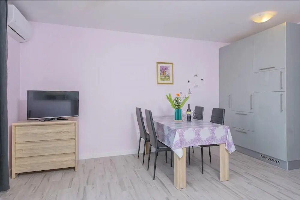 Villa Barbara-Kastela with heated pool