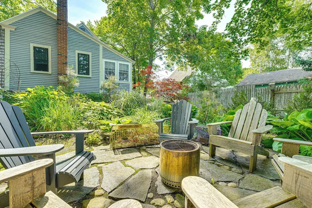 Charming Cottage w/ Patio, Walk to Boothbay Harbor