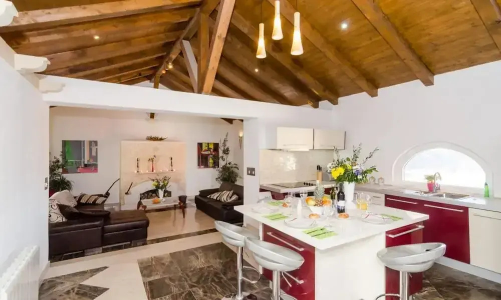 Villa Avoca - Four Bedroom Apartment With Two Balconies and Swimming Pool ID Direct Booker 2124