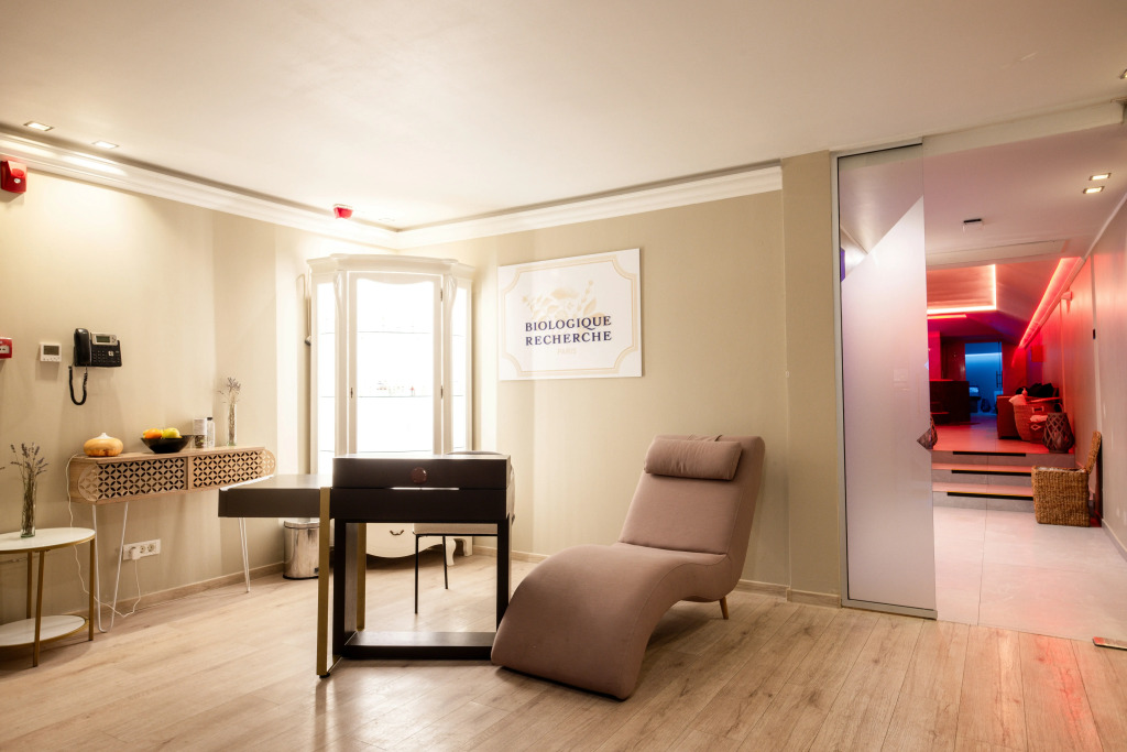 Tresor Le Palais Timisoara, Curio Collection by Hilton