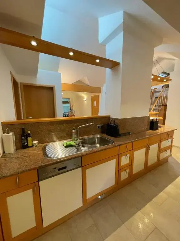 Undertheroof at
