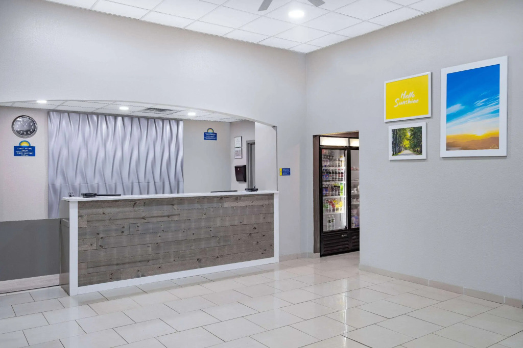 Days Inn & Suites by Wyndham Niagara Falls/Buffalo