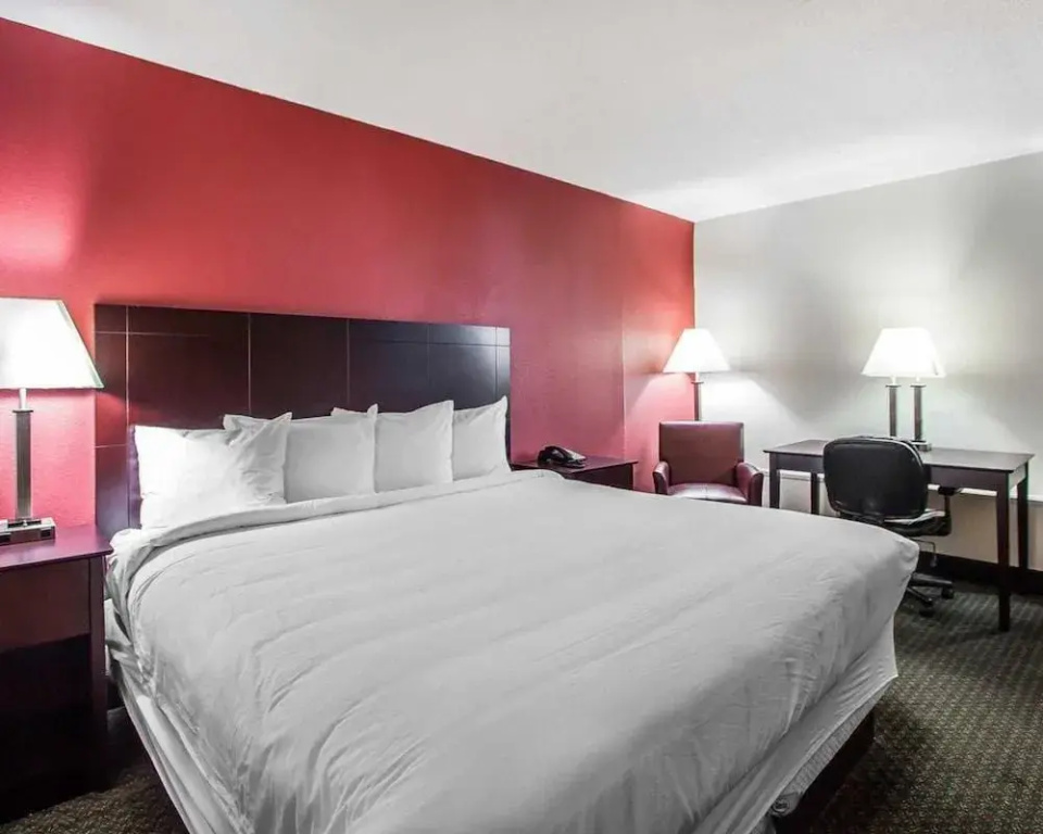 Econo Lodge Inn & Suites Outlet Village