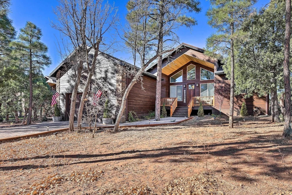 Hot Tub & Ponderosa Views! Luxe Cabin in Lakeside