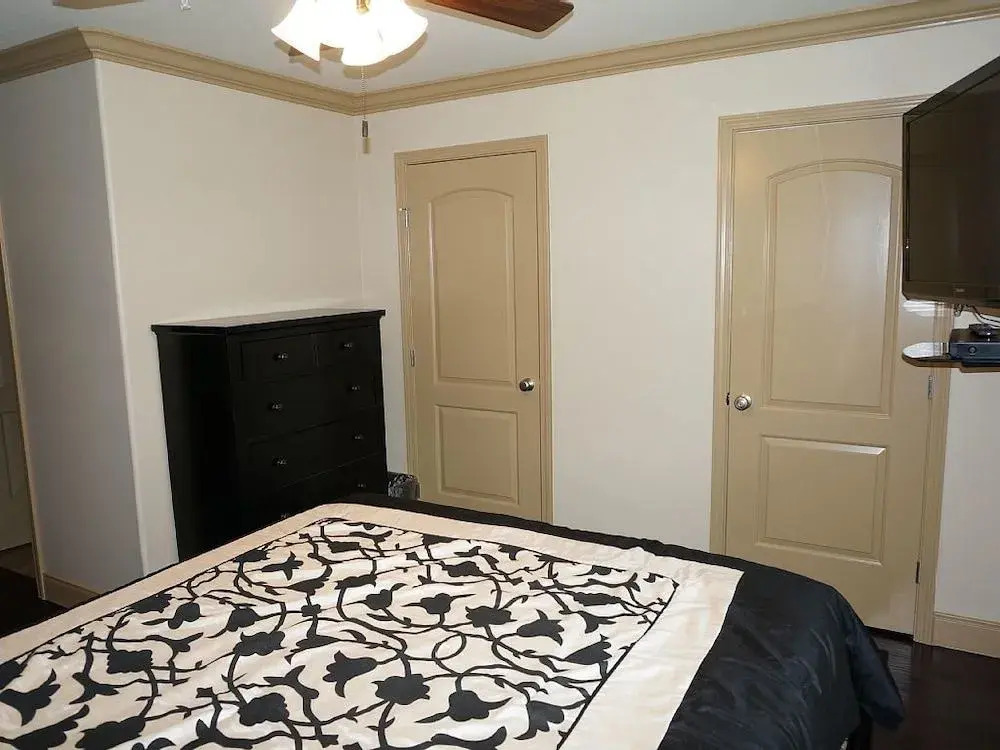 Beach-View Galveston Seawall Condo - 2 Br condo by RedAwning