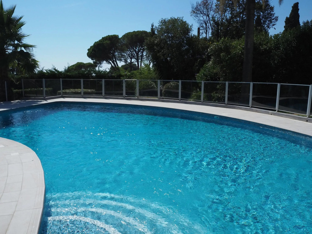 Vacation apartment with large private terrace and community pool, Cannes