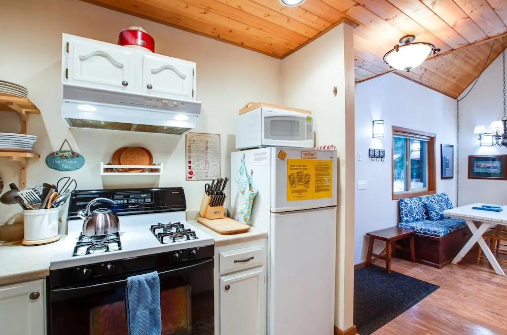04SL - Hot Tub - BBQ - Pets OK - Sleeps 5