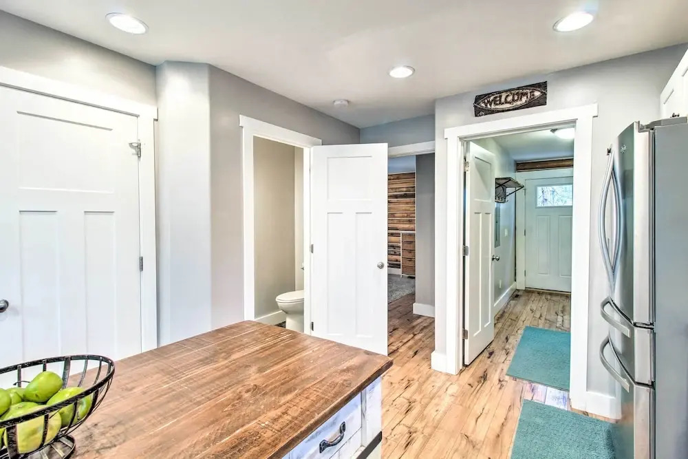 1 Mi to Lake: Chic Arizona Cabin w/ Large Porch!