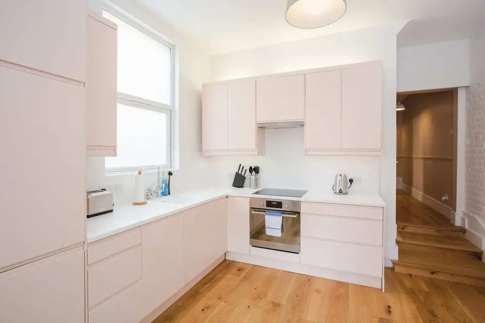 Stylish & Modern 3 Bed Flat in NW London With Garden