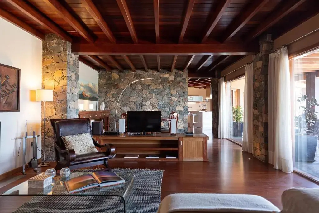 Oasis Villa with swimming pool in 4000m2 garden