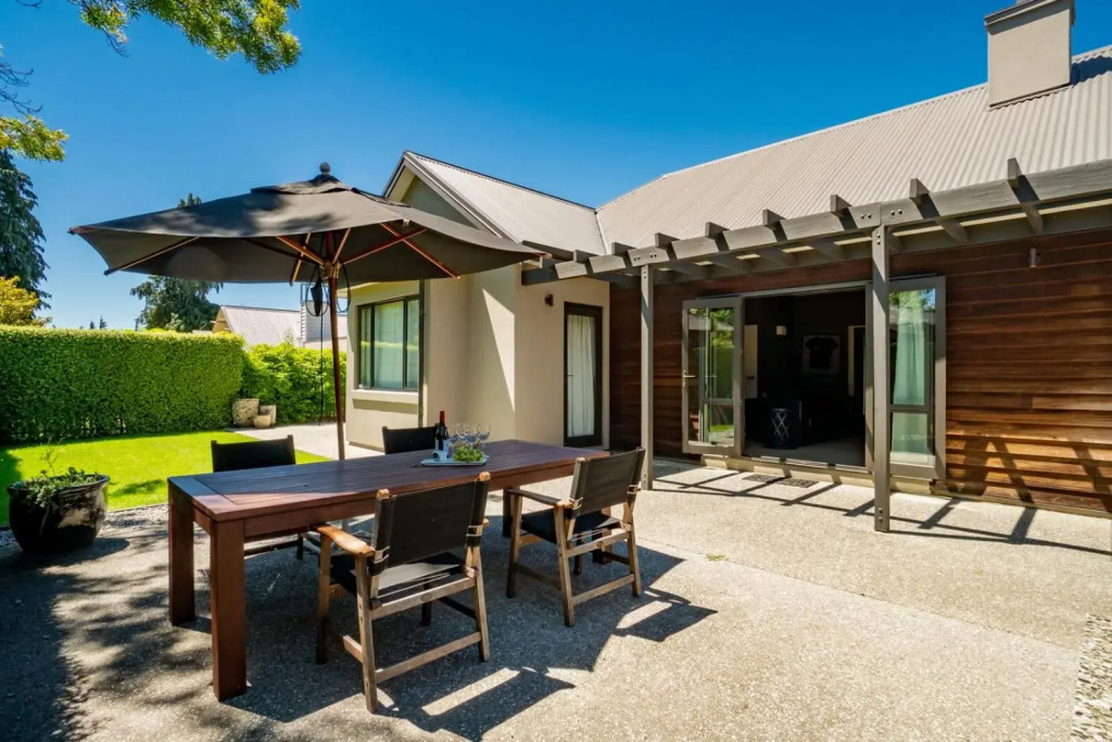 Modern Lake Haven - Wanaka Holiday Home