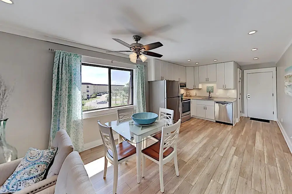 Stylish W/ Pools, Tennis - Steps To Sand 2 Bedroom Condo