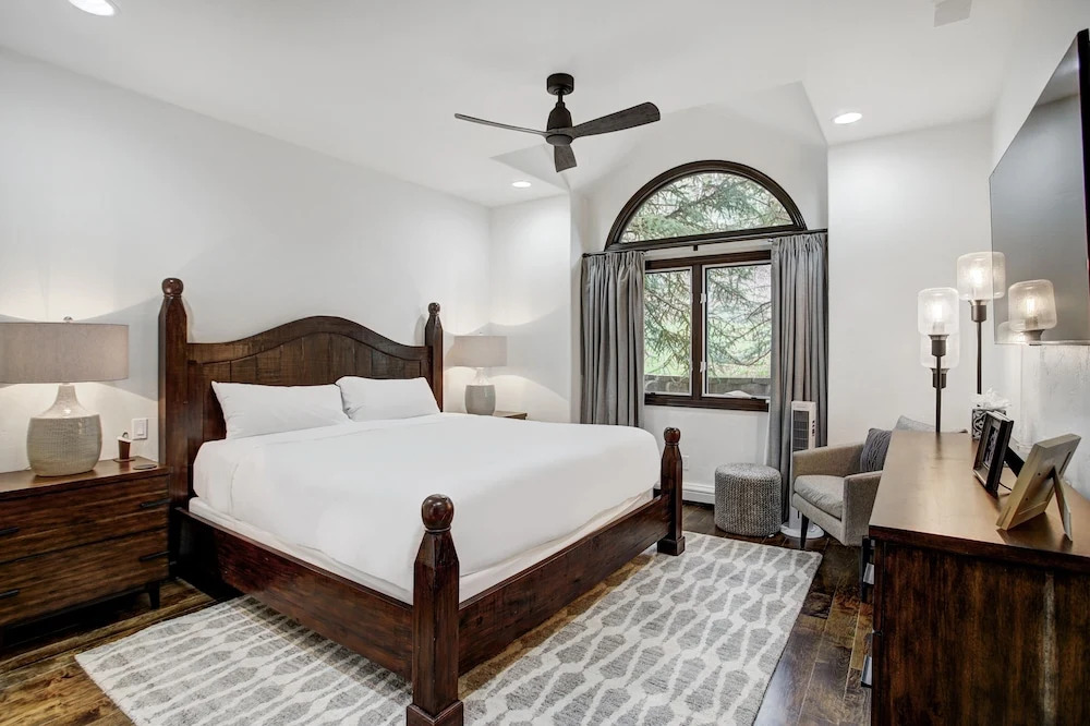 Exquisite, Private Mountain Home Retreat 4 Bedroom Home by RedAwning