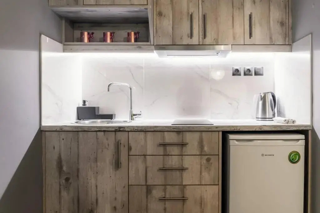 Superb suite on Aiolou street
