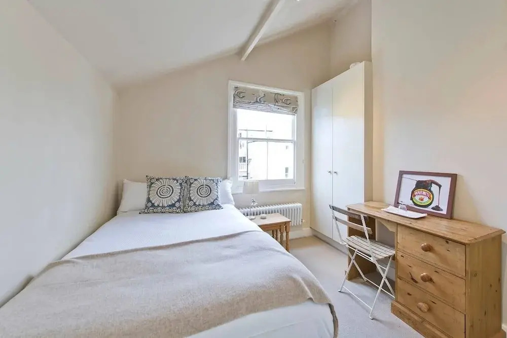 Bright & Spacious 2-bed Apt, 5 Mins From Tube