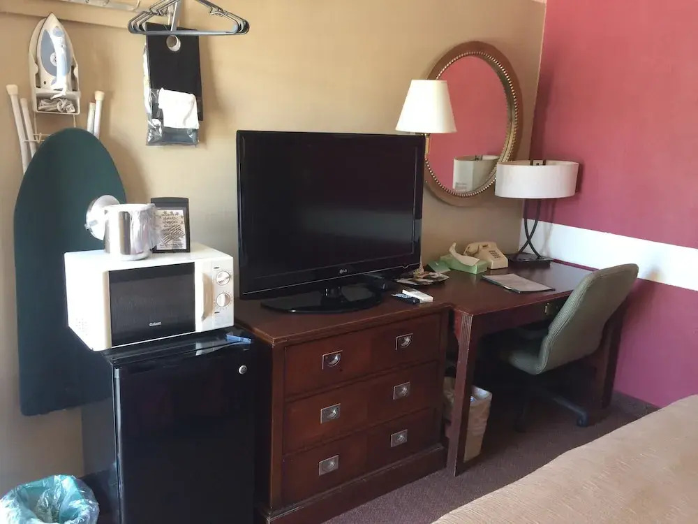 East Hills Inn And Suites