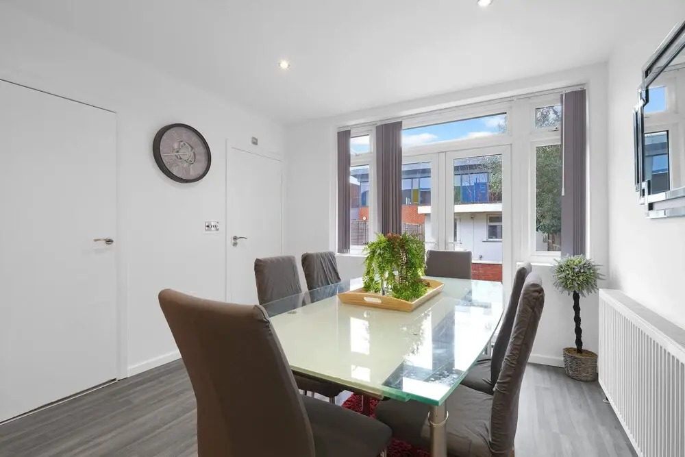 Spacious 5BR 3BA Serviced Hse in Croydon