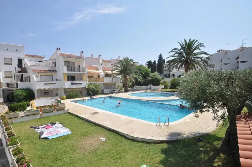 1205 JARDINS con PISCINA