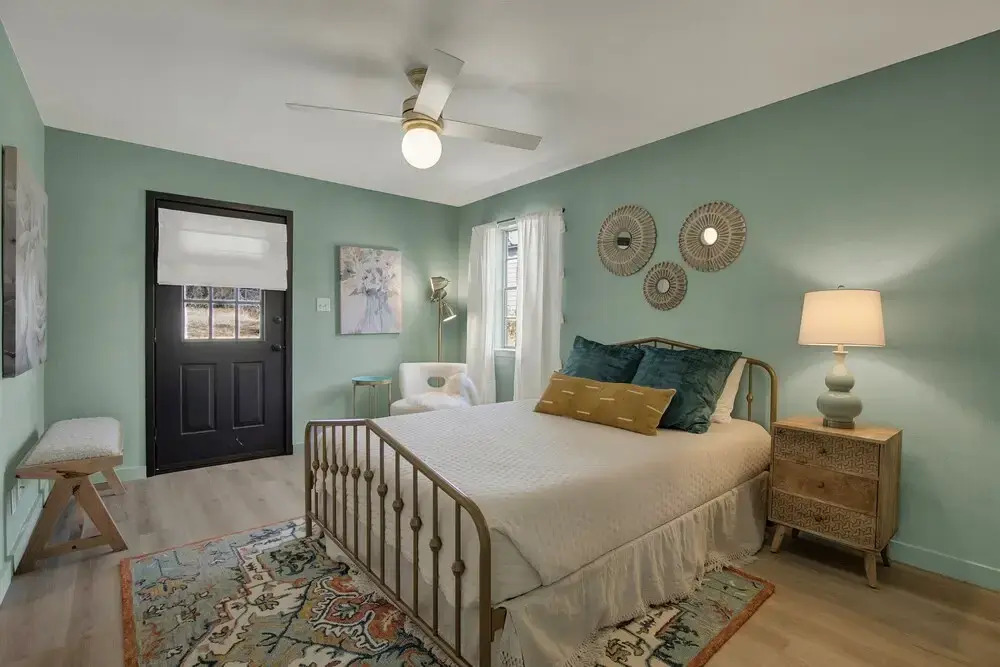 Stunning Home on Wine Trail W/hot-tub!