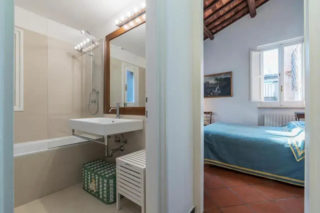 Three bedrooms in world-famous Via Giulia - Wifi, A/C, Washing machine