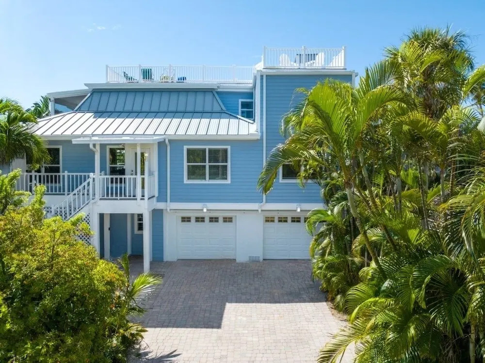 Murmond 5 Bedroom Home by RedAwning